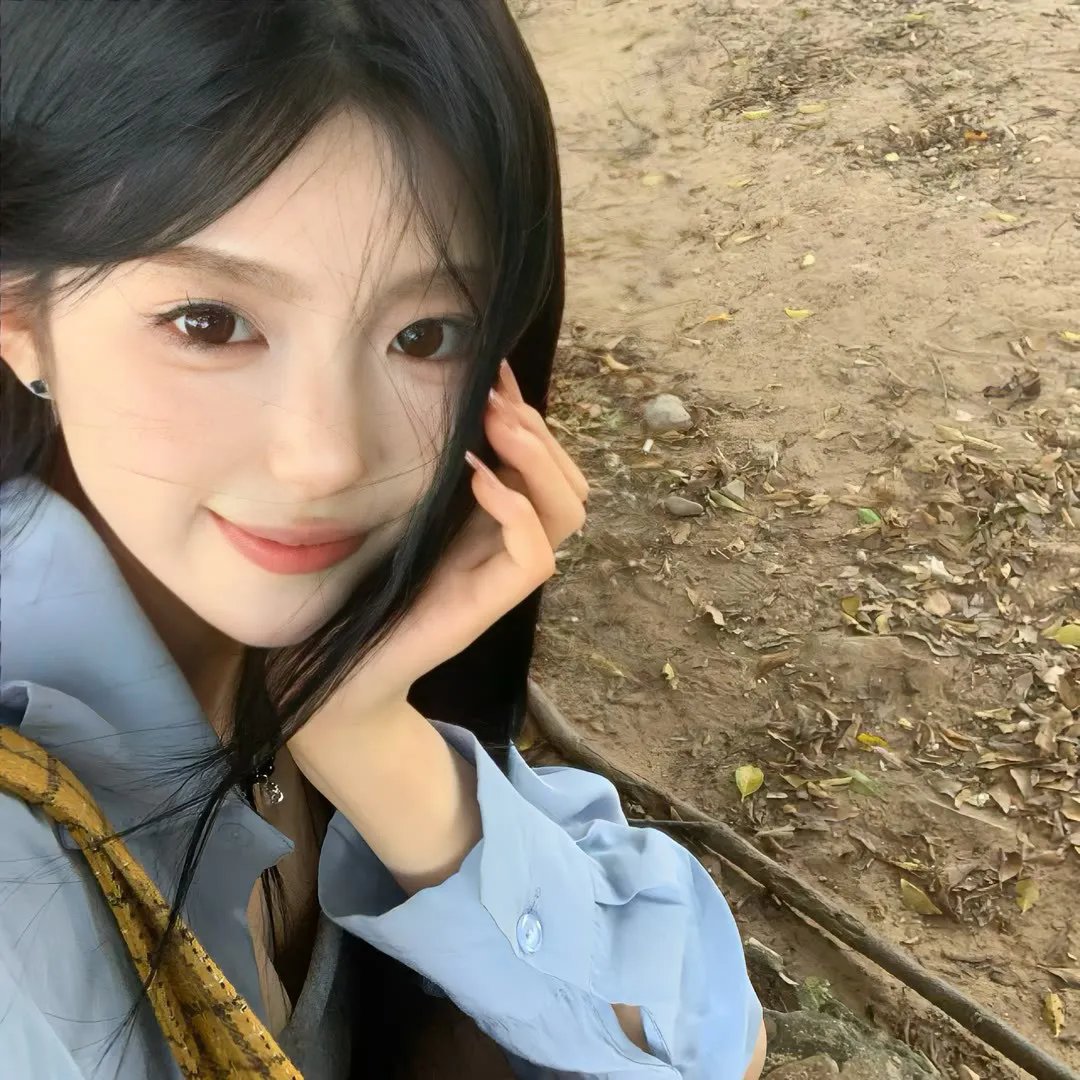 戴脚镣的女孩